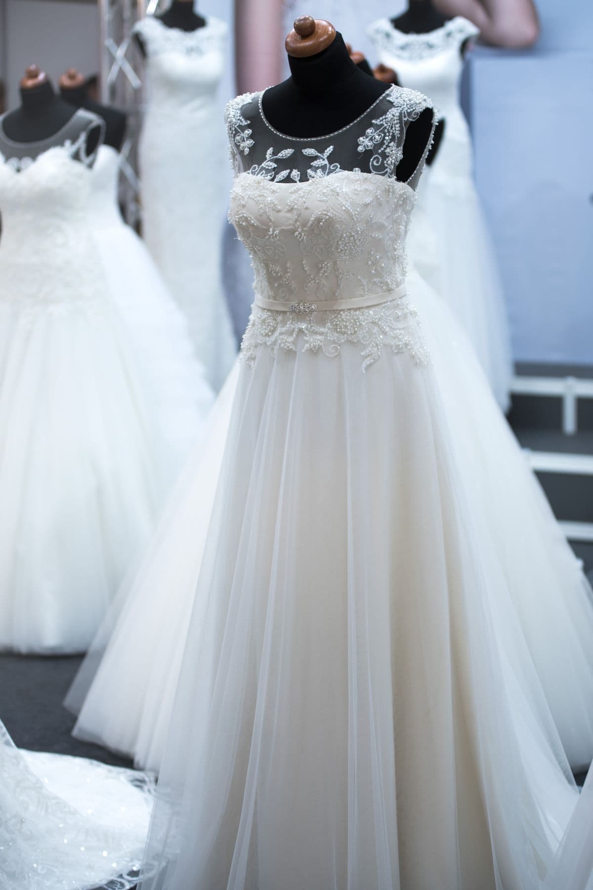 Rochie de mireasă albă cu corset din dantelă și fustă amplă din tul