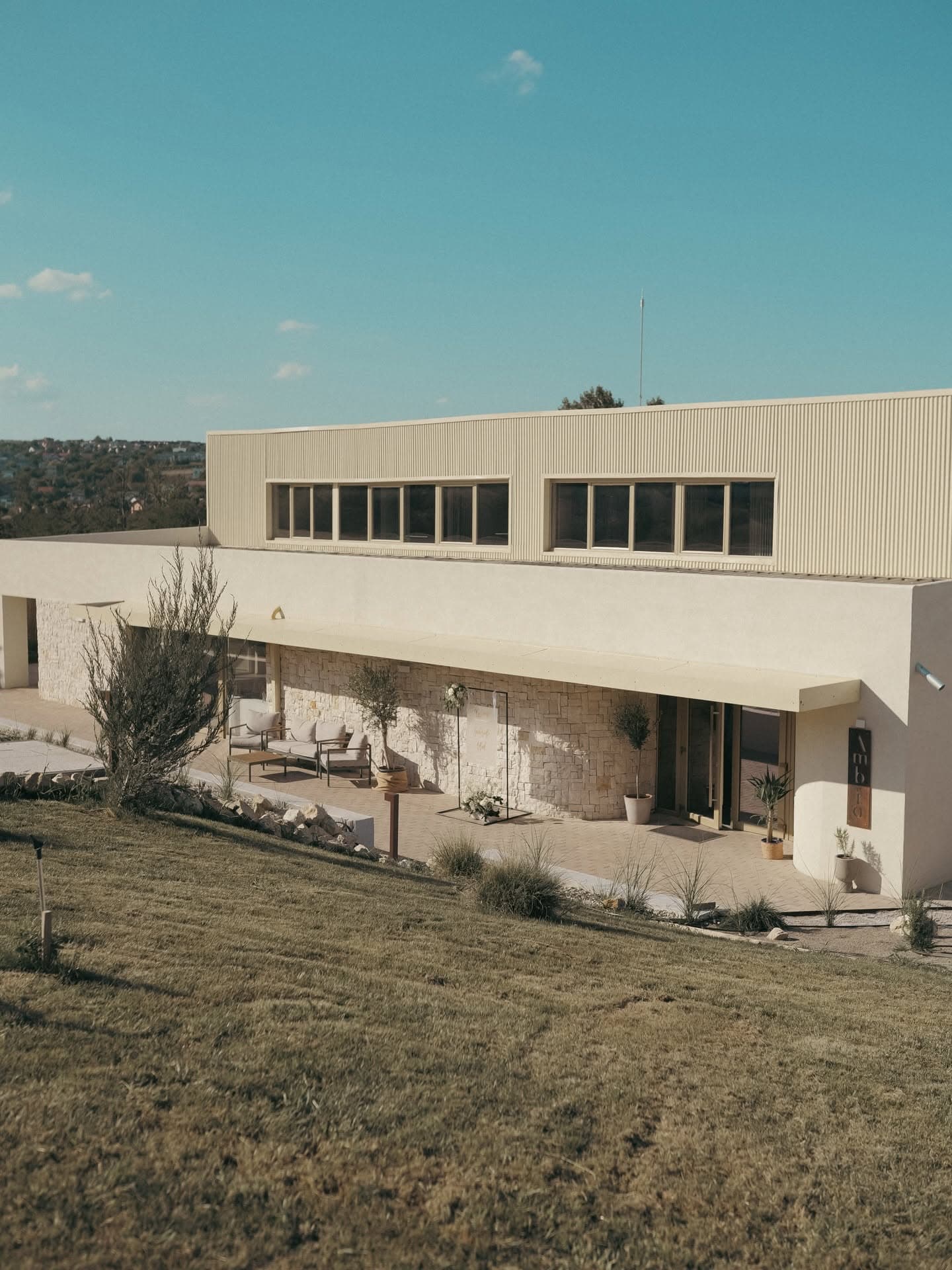 Ambio Events (Horpaz, Iași): clădirea cu terasă a locației, văzută din exterior
