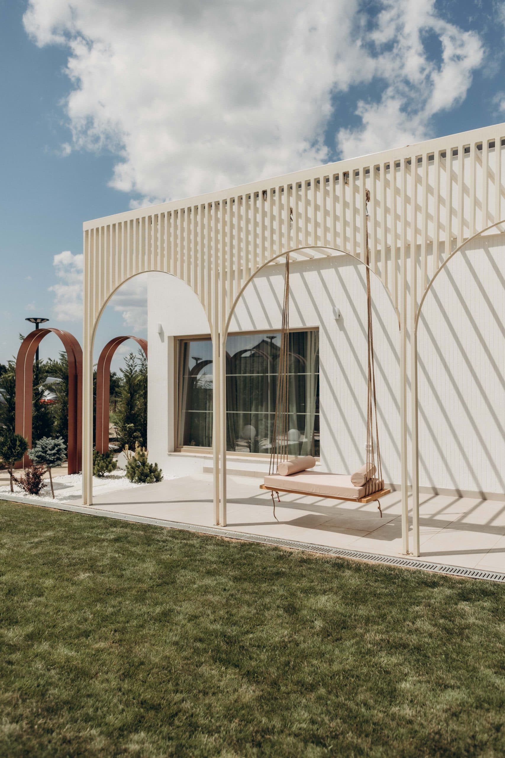 Arvella Garden (Cercu, Iași): pergolă albă cu leagăn în grădina locației