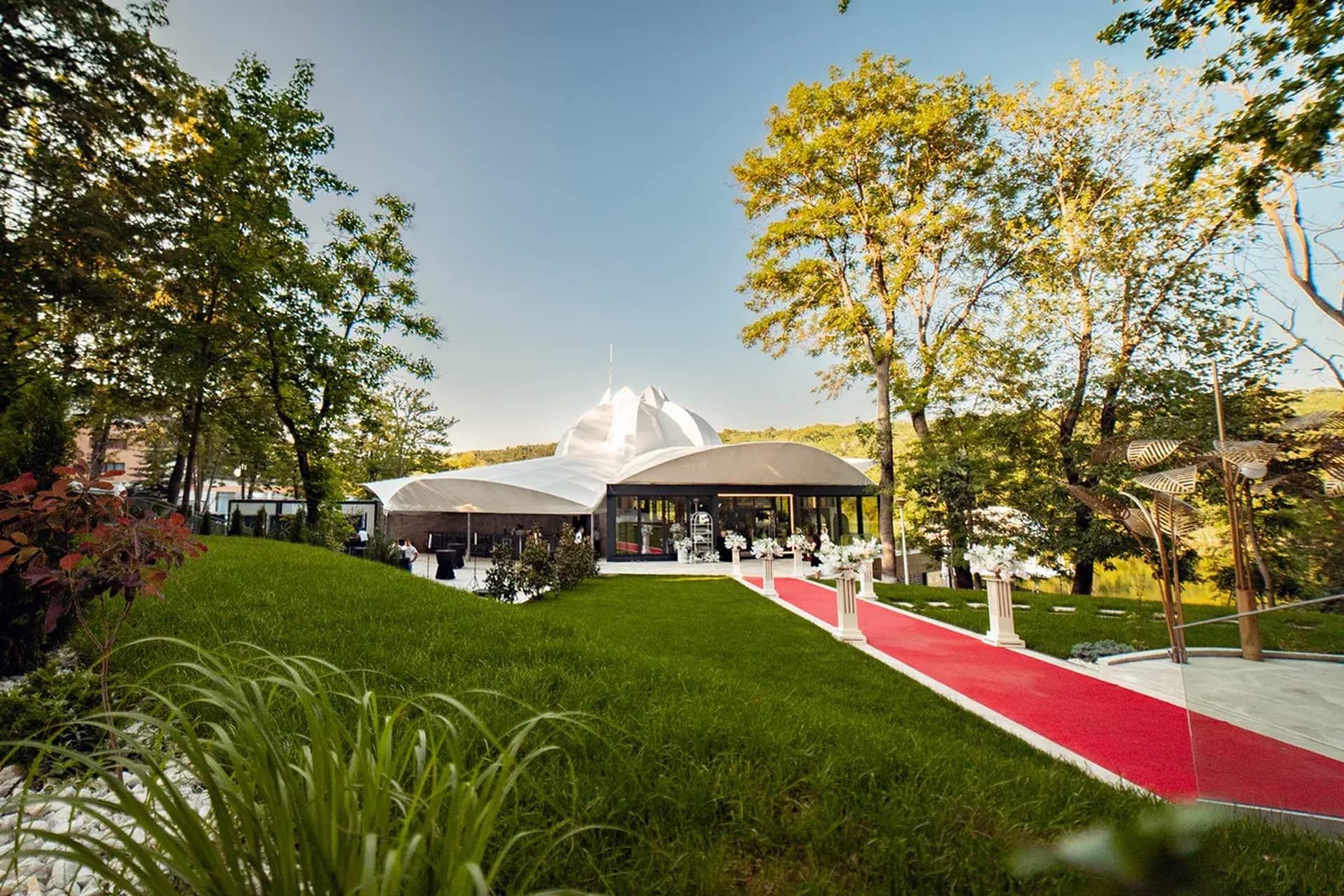 Elysium Events (Iași): grădina cu cort pentru evenimente și covor roșu