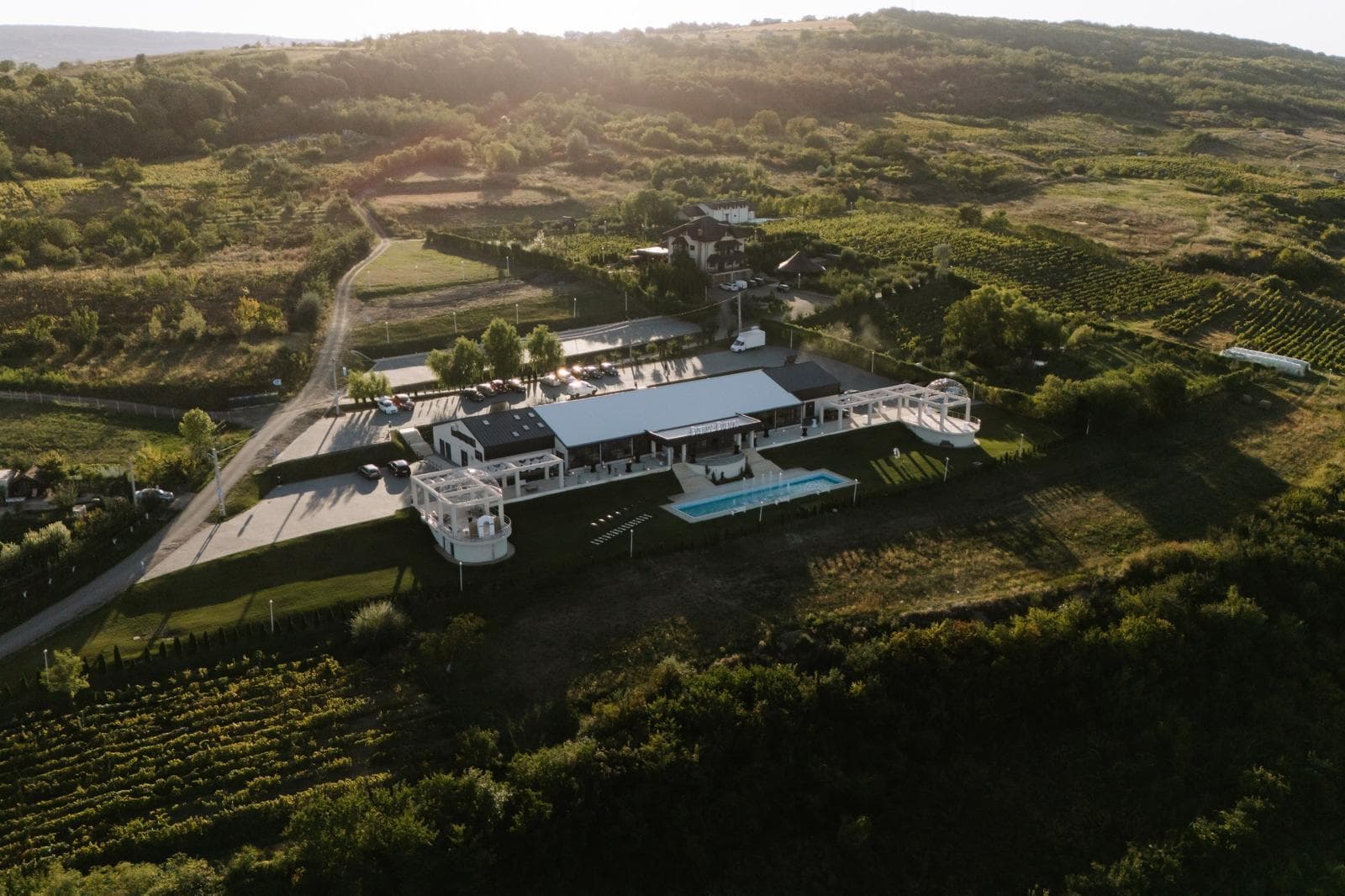 Everly Events (Chiperești, Iași): locația văzută din dronă, între dealuri