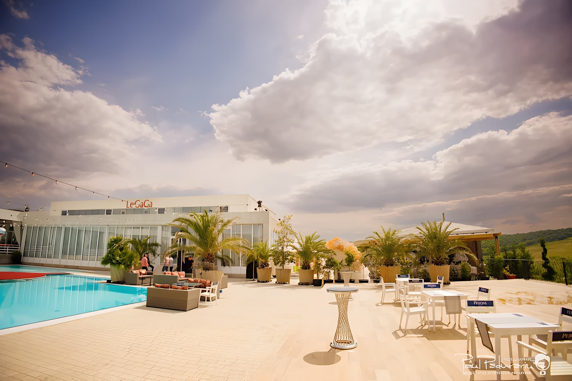 Grand Ballroom by LeGaGa (Iași): terasa cu piscină și mese în aer liber