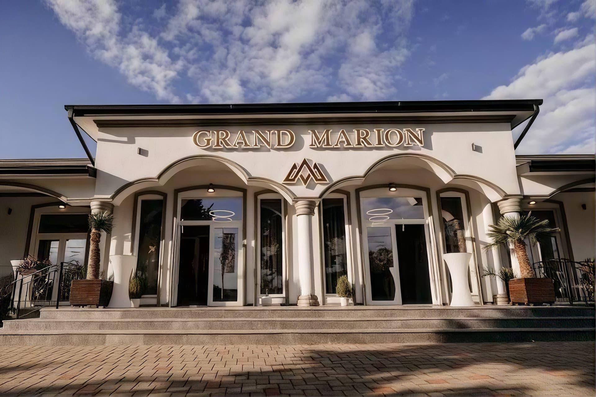 Grand Marion - Valea Ielelor (Lețcani, Iași): fațada clădirii cu coloane și inscripția Grand Marion