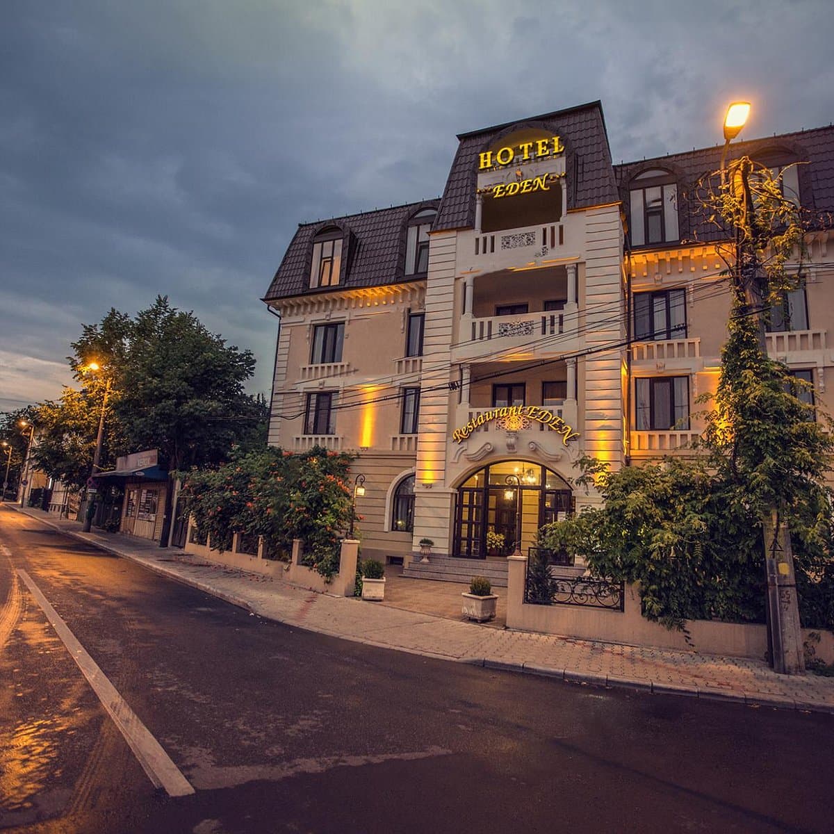 Hotel Eden (Iași): clădirea hotelului luminată seara, văzută din exterior