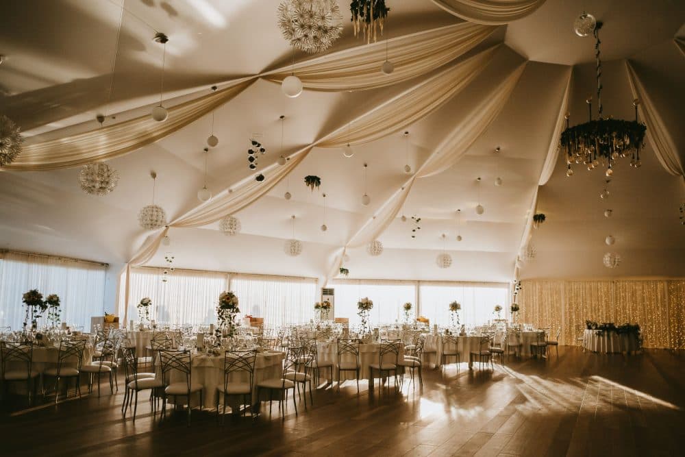 Liria Events (Aroneanu, Iași): salon cu voaluri pe tavan și lumină caldă