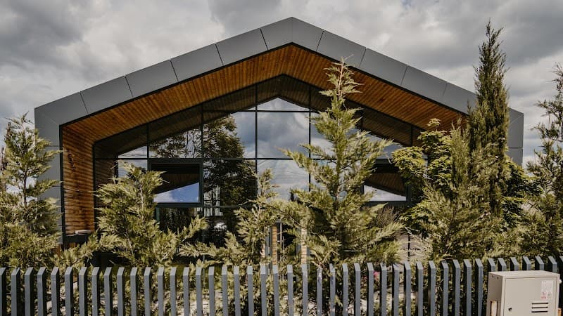Meat Concept Farmhouse (Hlincea, Iași): clădirea cu acoperiș în două ape și fațadă de sticlă