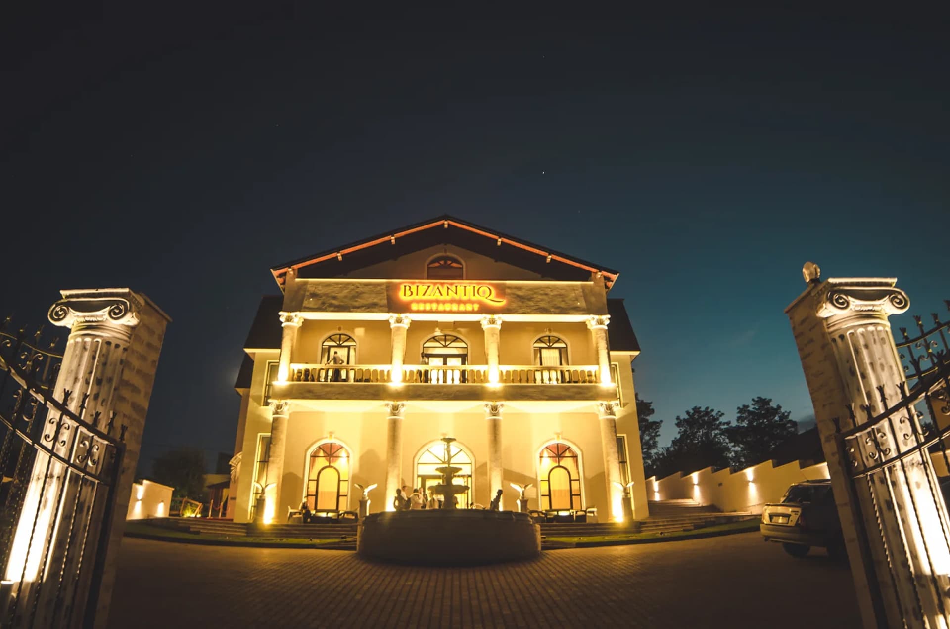 Restaurant Bizantiq (Iași): fațada restaurantului luminată noaptea