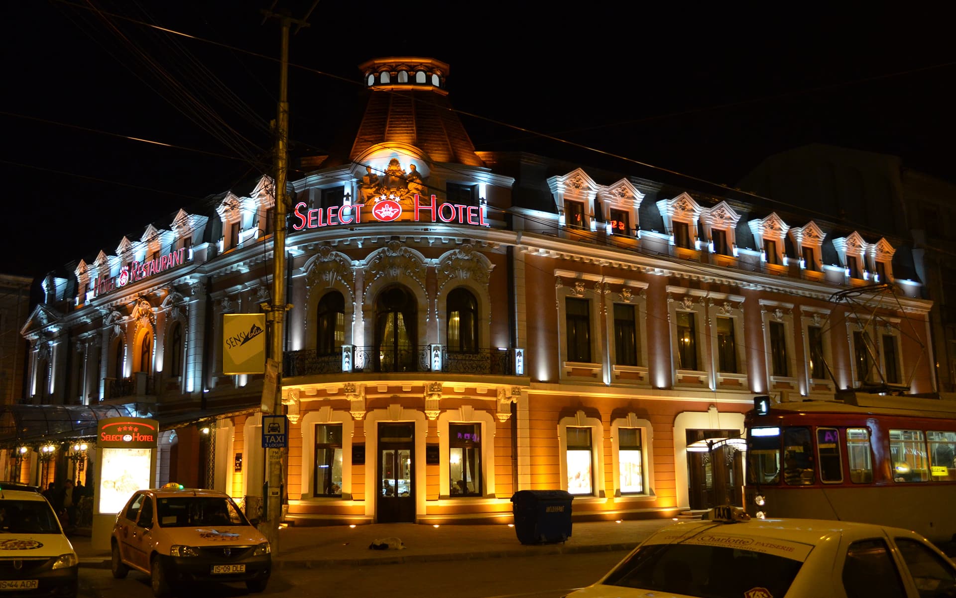 Restaurant Select (Iași): clădirea istorică a restaurantului luminată noaptea