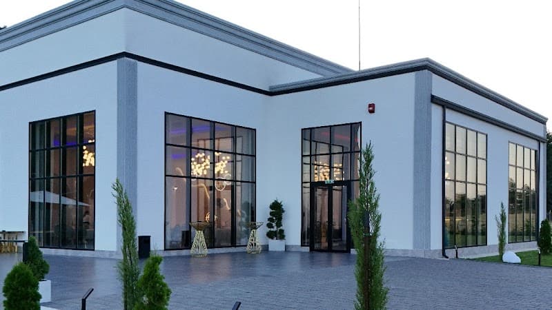 SKY Wedding & Events (Iași): clădirea albă cu ferestre mari, văzută din exterior