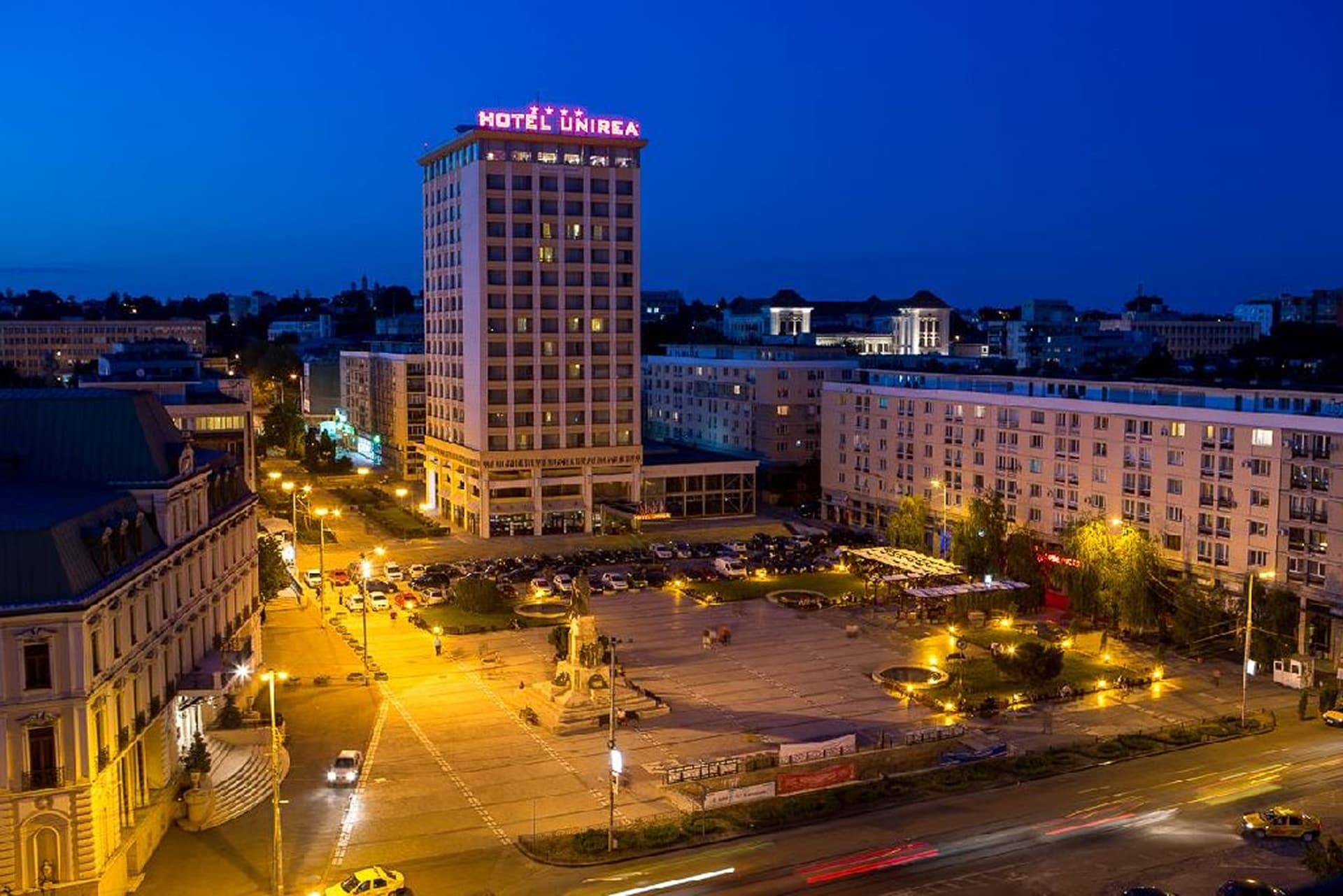 Unirea Hotel & Spa (Iași): hotelul din Piața Unirii, luminat seara