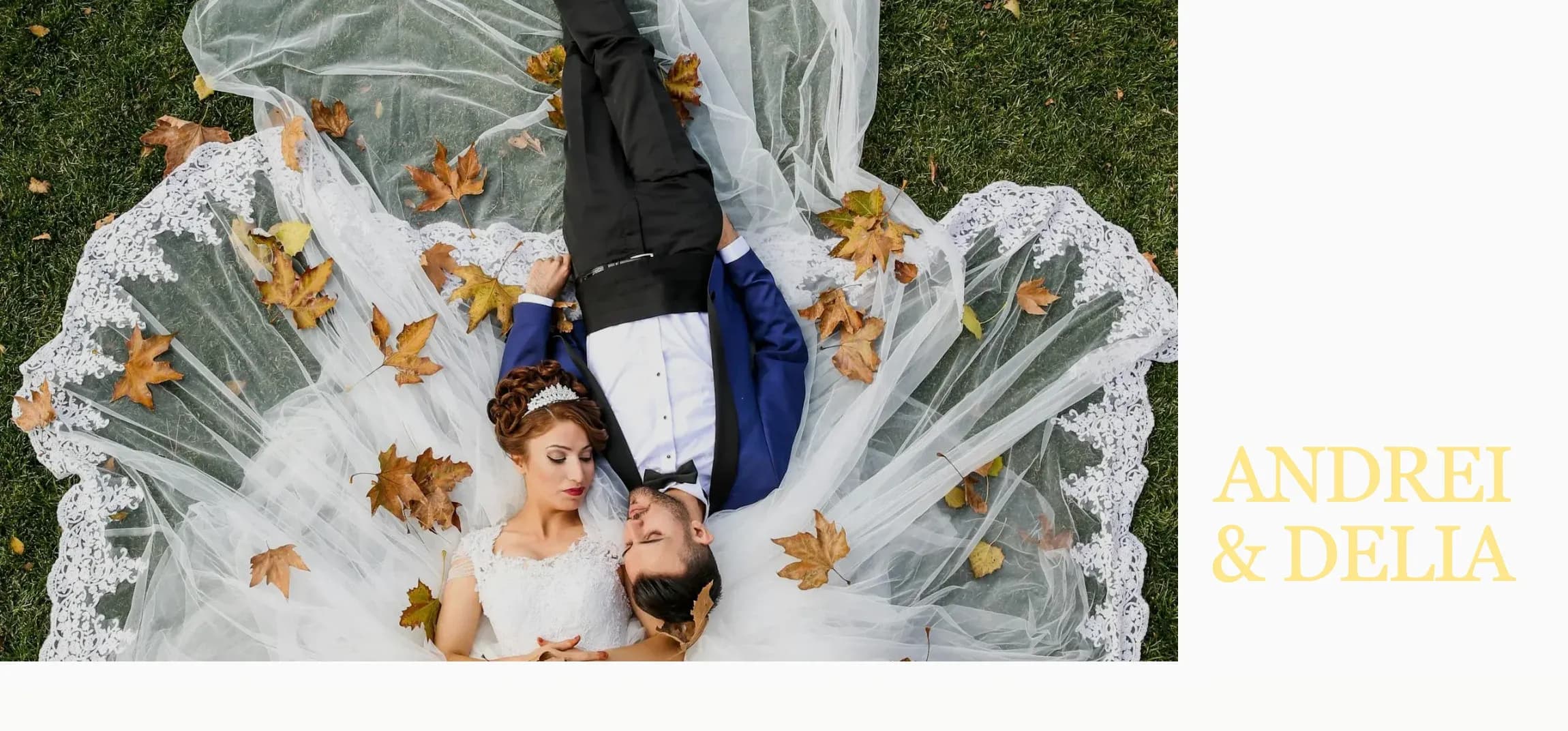 Model de invitație de nuntă digitală Shades of Amber, cu fotografie cu frunze de toamnă în tonuri calde